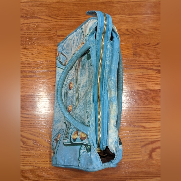 Cool unique faux denim printed shoulder bag w/ gold zipper. 10" H x 14"W x 6" D - Picture 2 of 11